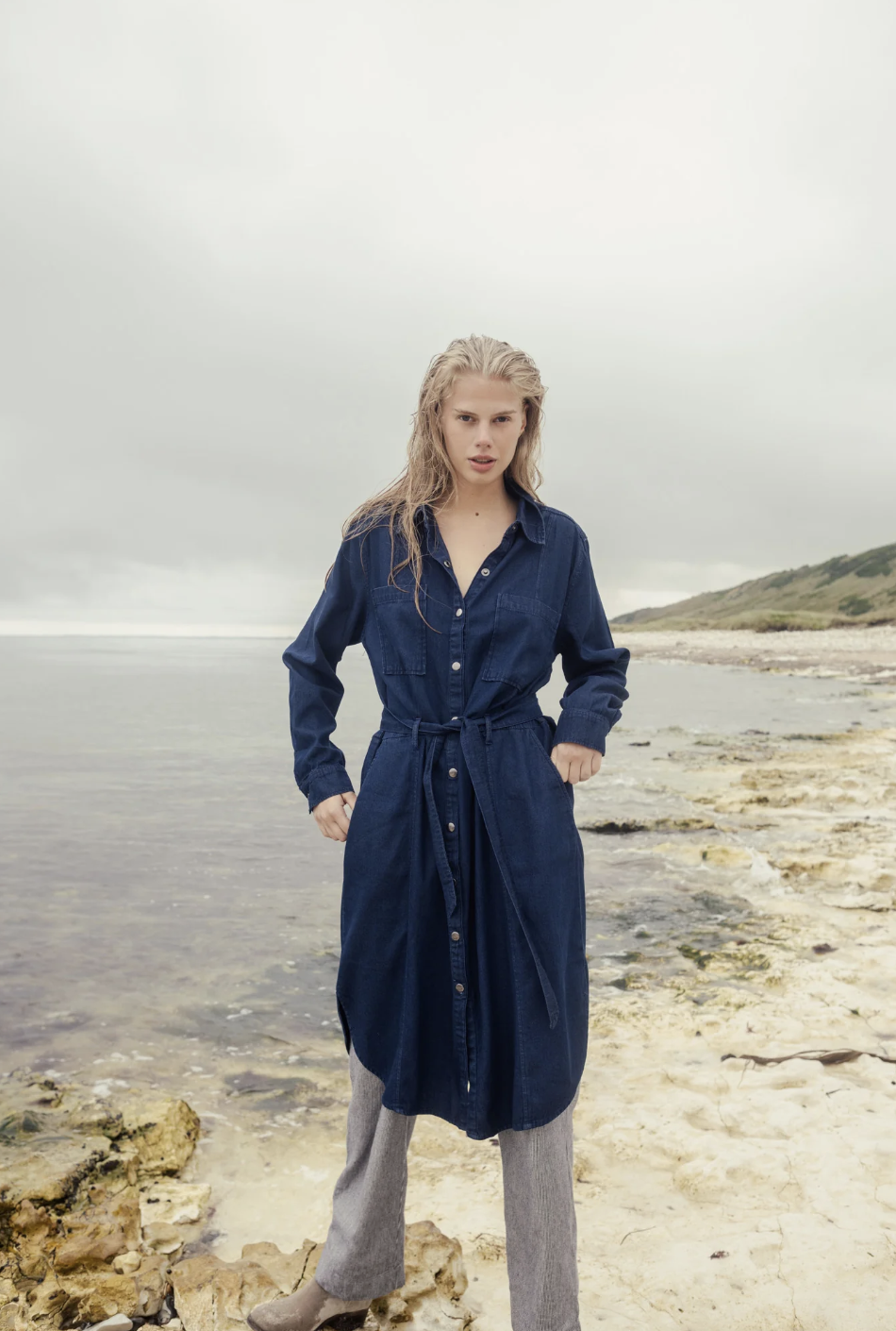 Feodora dress, en indigoblå skjortklänning i denim, med knappar och skärp. från danska Agenda with Passion.