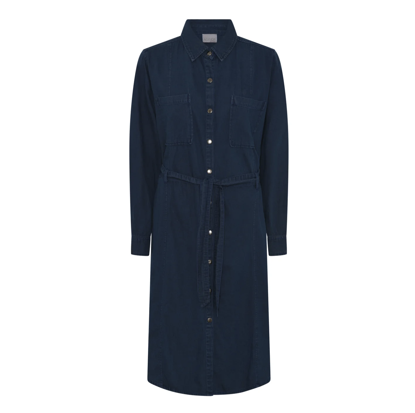 Feodora dress, en indigoblå skjortklänning i denim, med knappar och skärp. från danska Agenda with Passion.