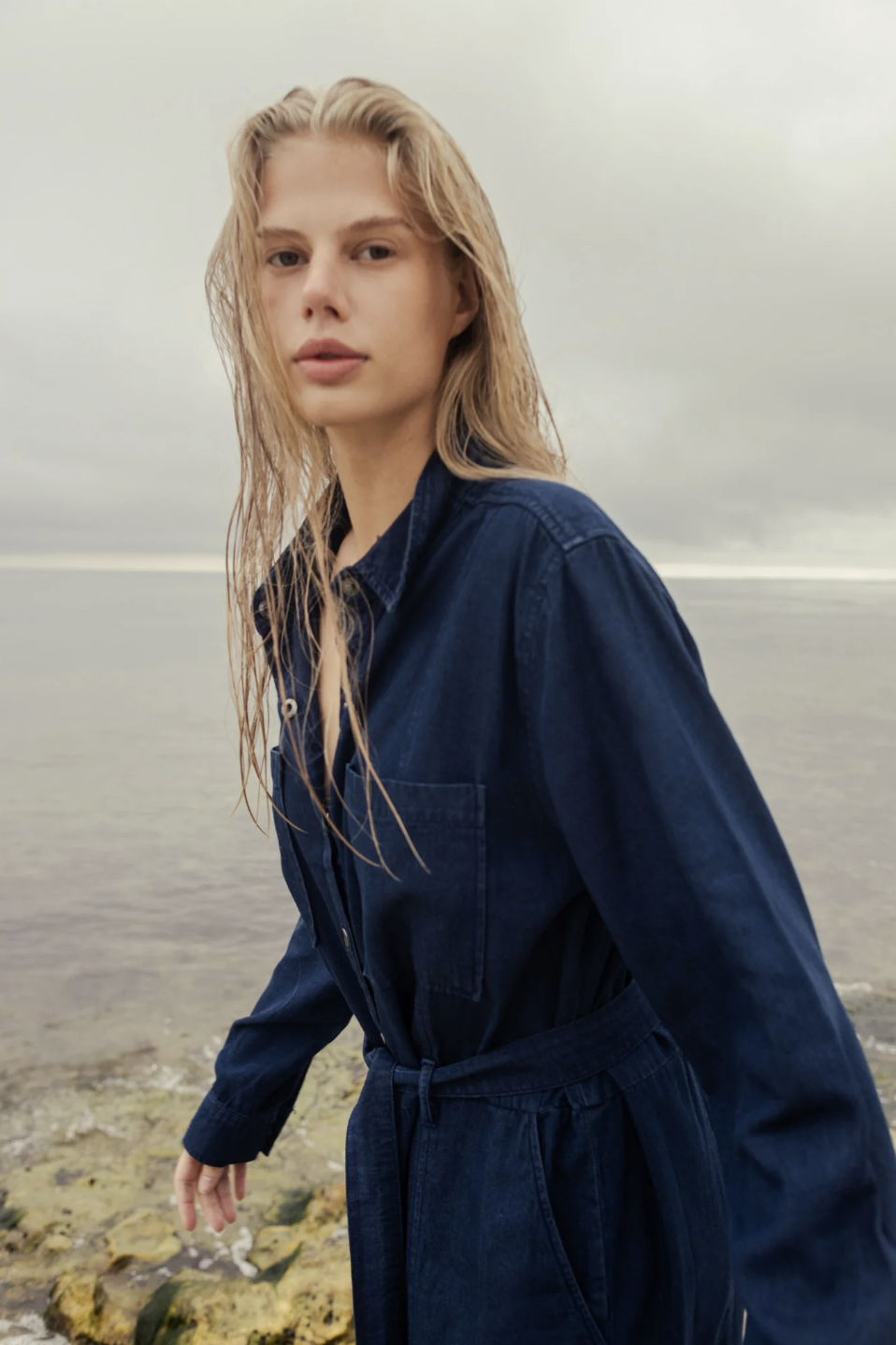 Feodora dress, en indigoblå skjortklänning i denim, med knappar och skärp. från danska Agenda with Passion.