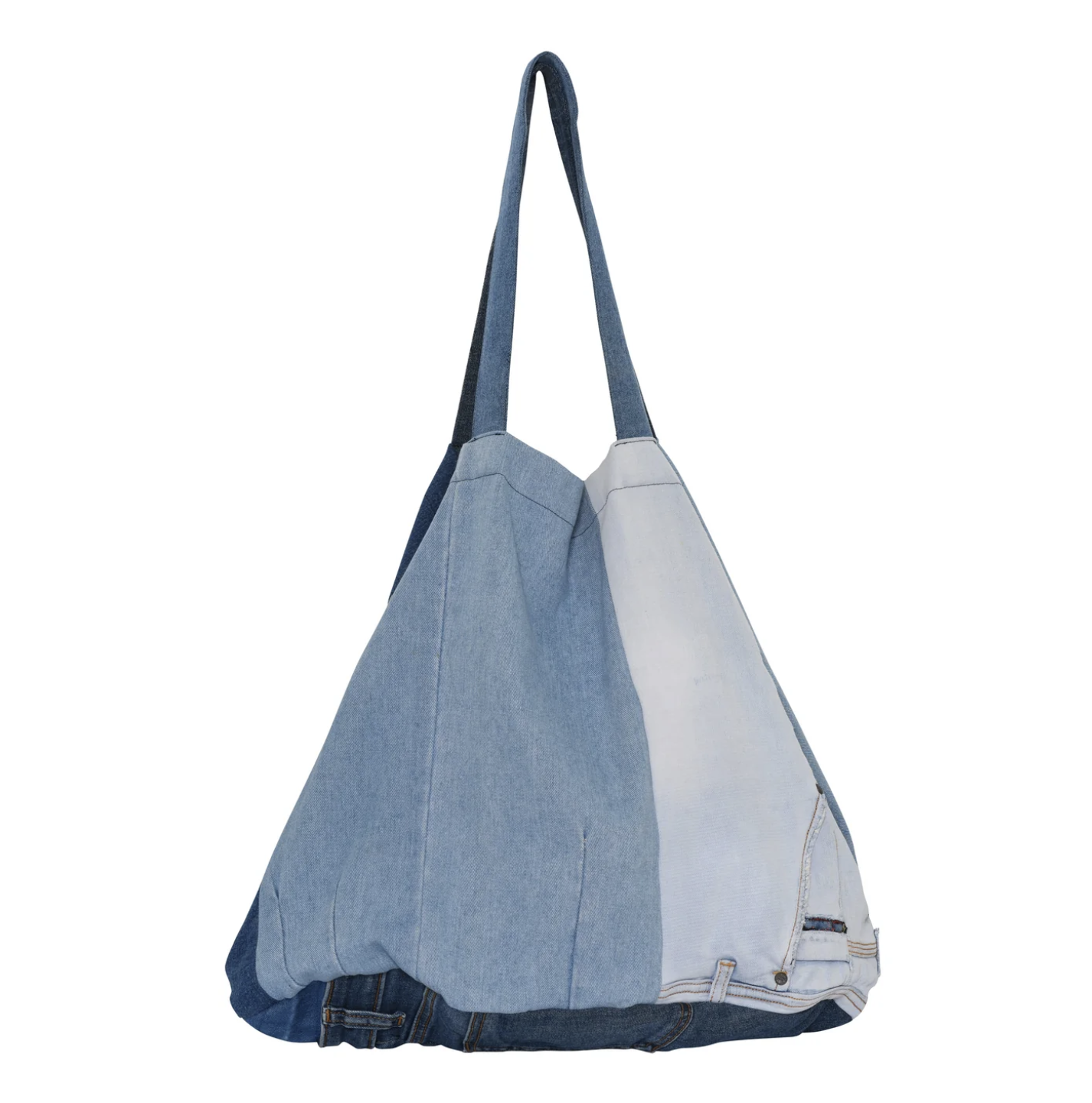 Shoppingbag sydd av återvunna denimjeans, recycled denim, från Agenda.