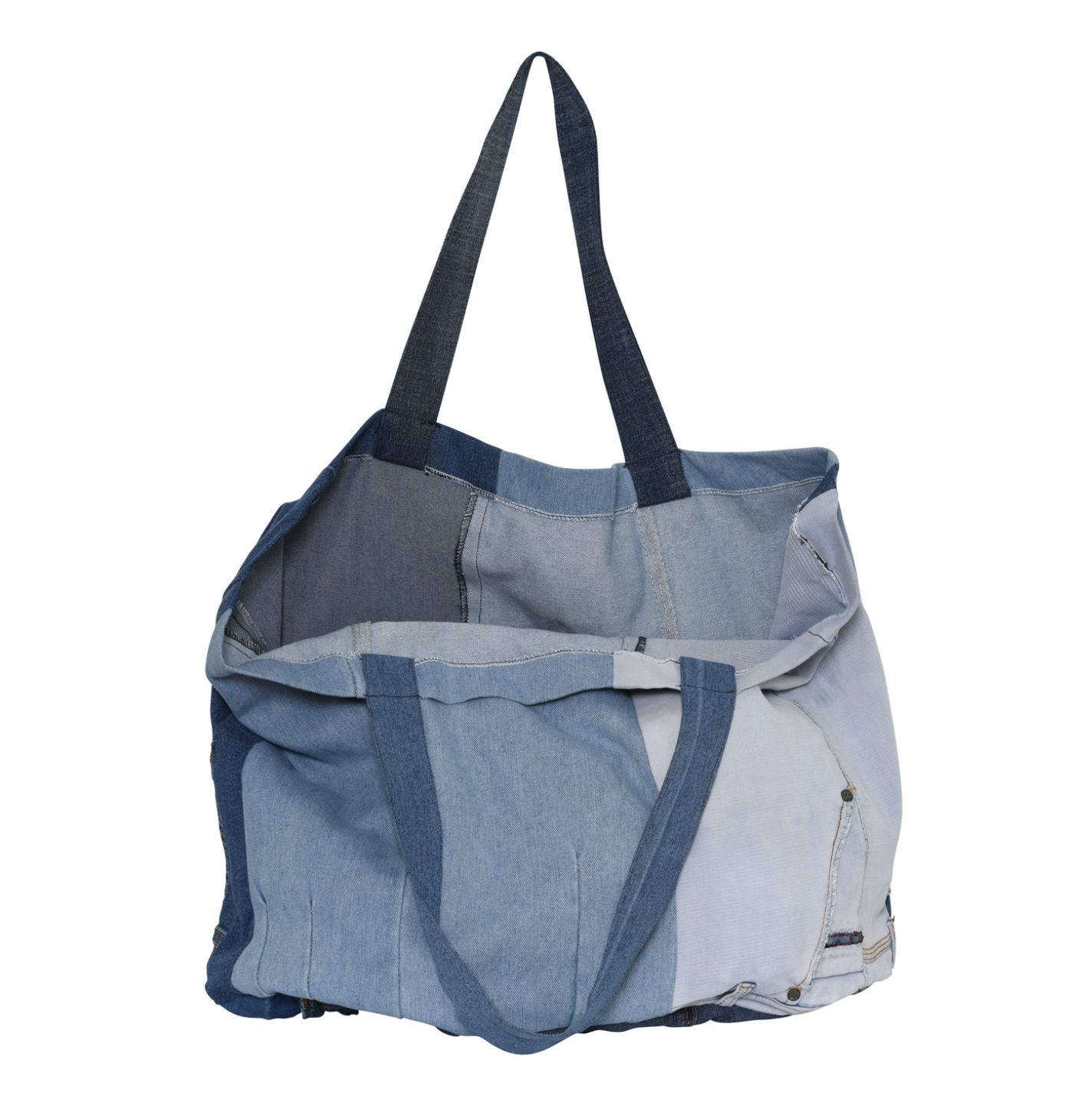 Shoppingbag sydd av återvunna denimjeans, recycled denim, från Agenda.