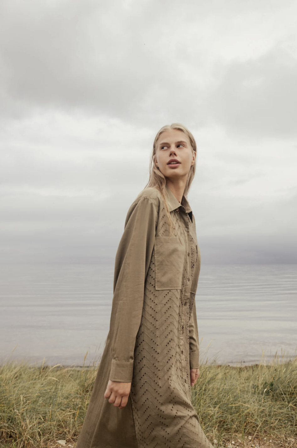 Frejdis shirtdress, skjortklänning med broderi anglais framtill, från Agenda