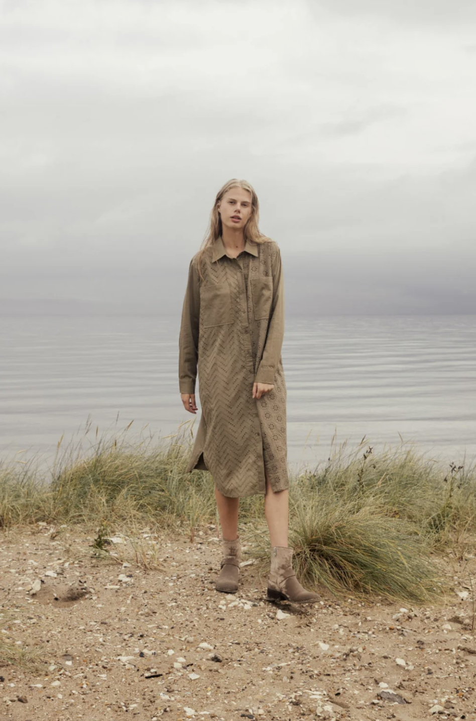 Frejdis shirtdress, skjortklänning med broderi anglais framtill, från Agenda