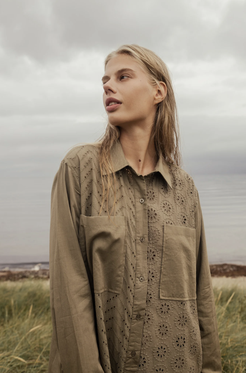 Frejdis shirtdress, skjortklänning med broderi anglais framtill, från Agenda