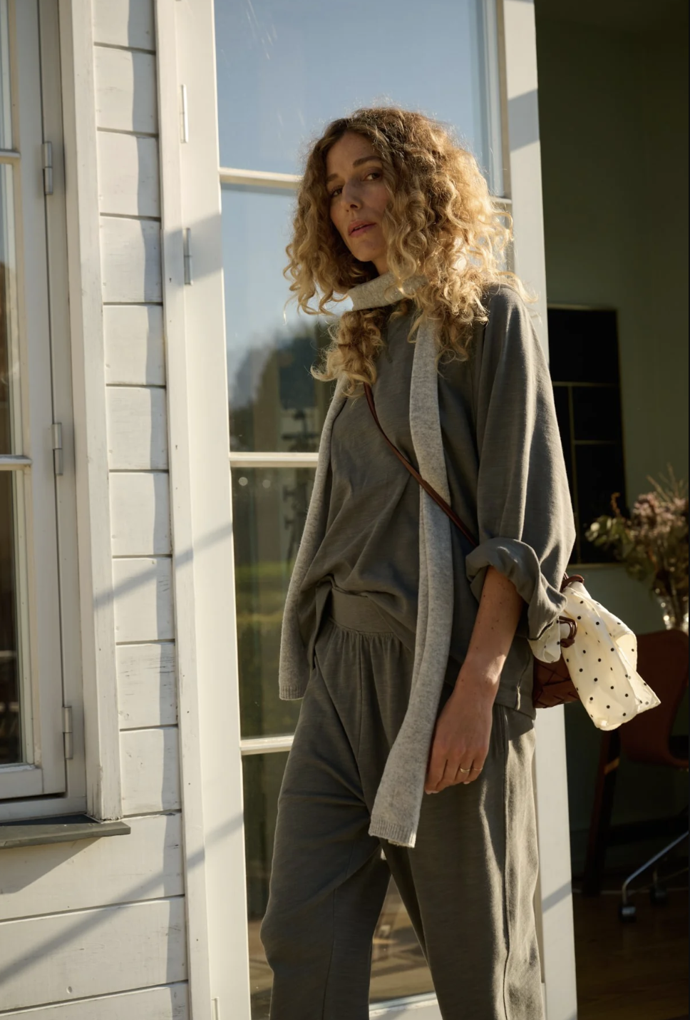 Earth Sweat Khakigrey från Moshi Moshi Mind, en sweatshirt i oversize modell med vid ärm i organic cotton.