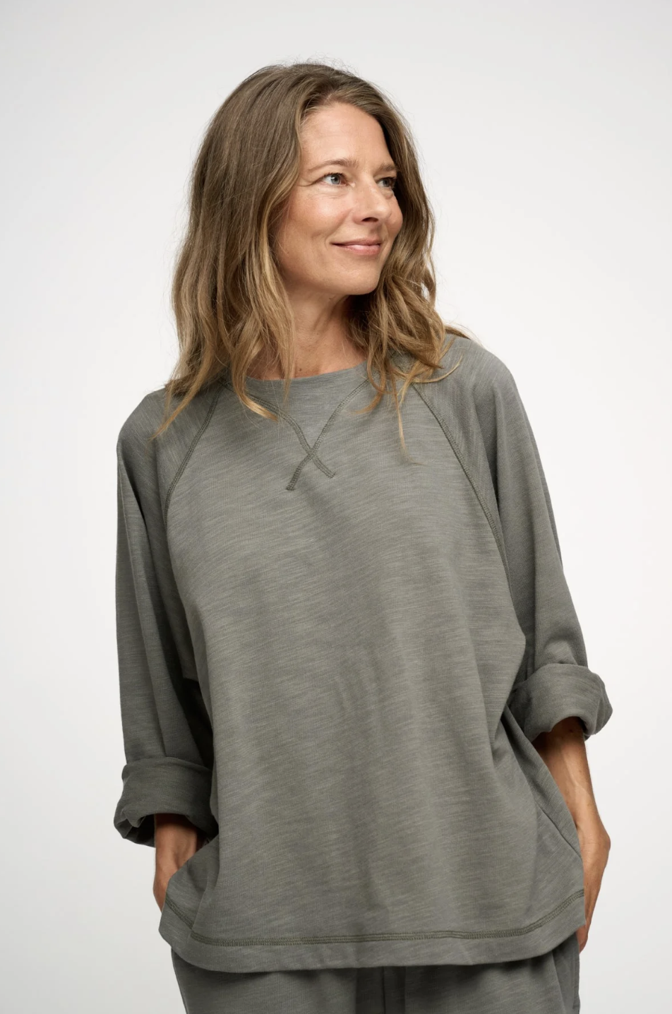 Earth Sweat Khakigrey från Moshi Moshi Mind, en sweatshirt i oversize modell med vid ärm i organic cotton.