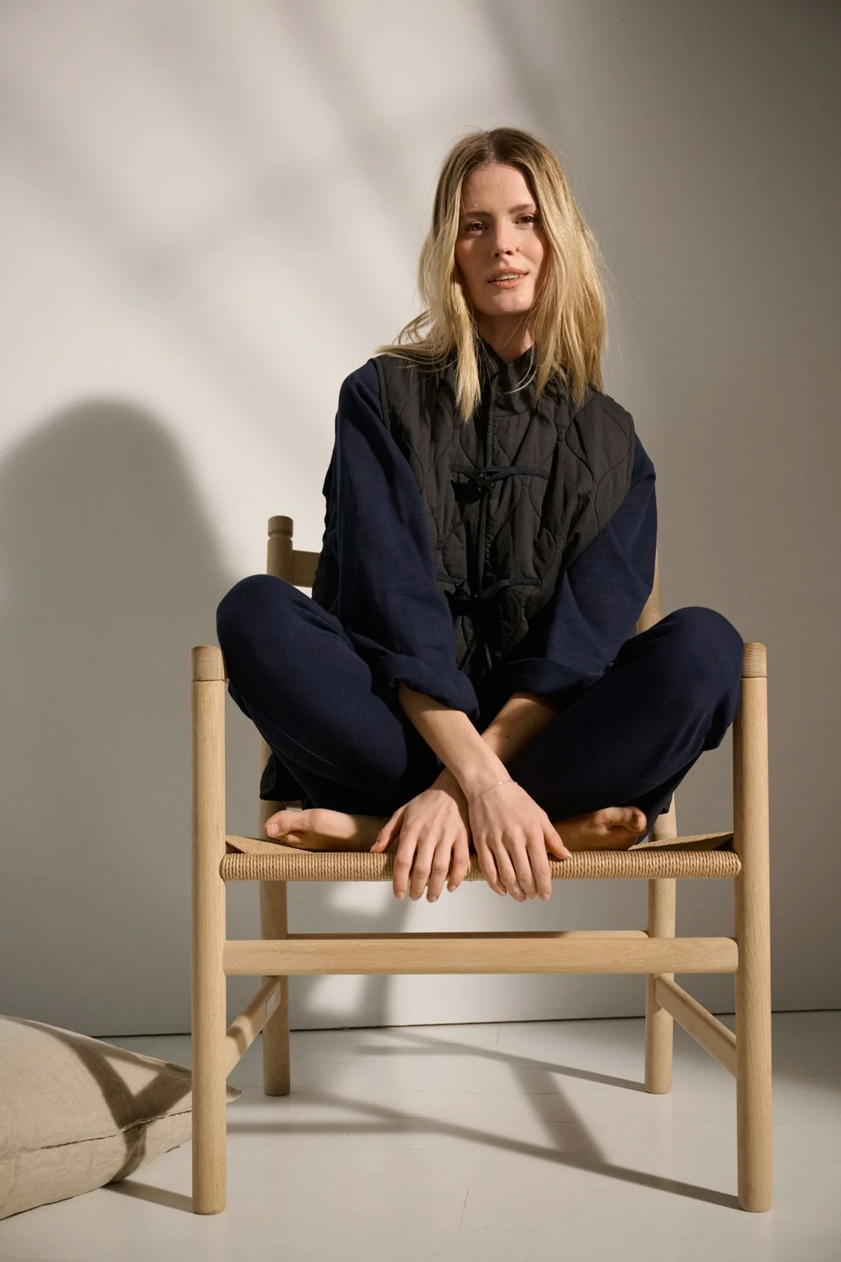 Earth Sweat Dark Navy från Moshi Moshi Mind, en sweatshirt i oversize modell med vid ärm i organic cotton.