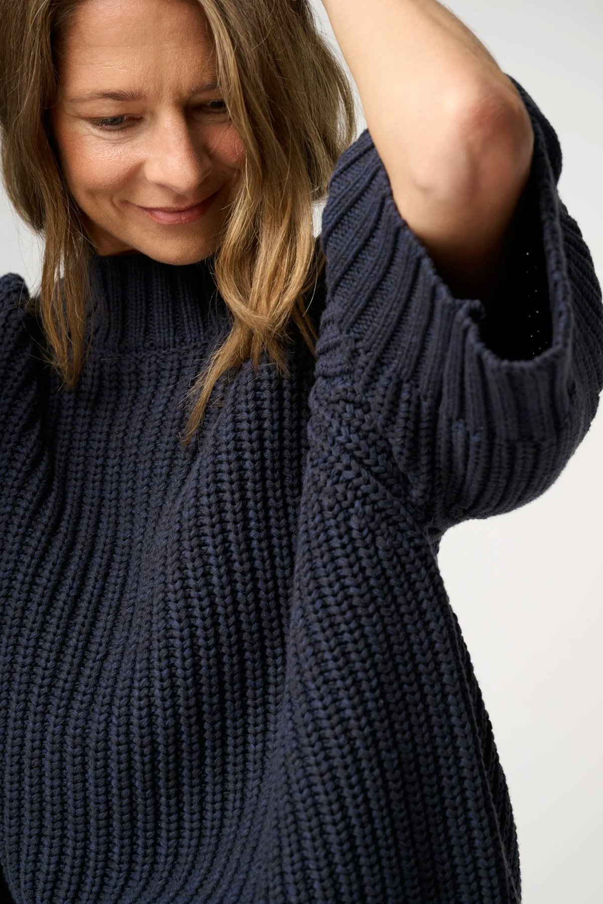Change rib knit i fin mörkblå färg, trekvartsärm och rund hals, från Moshi Moshi Mind