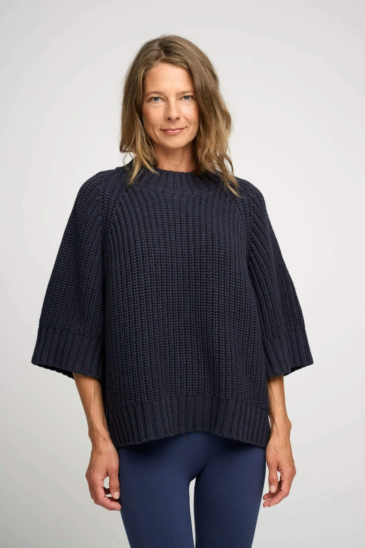 Change rib knit i fin mörkblå färg, trekvartsärm och rund hals, från Moshi Moshi Mind