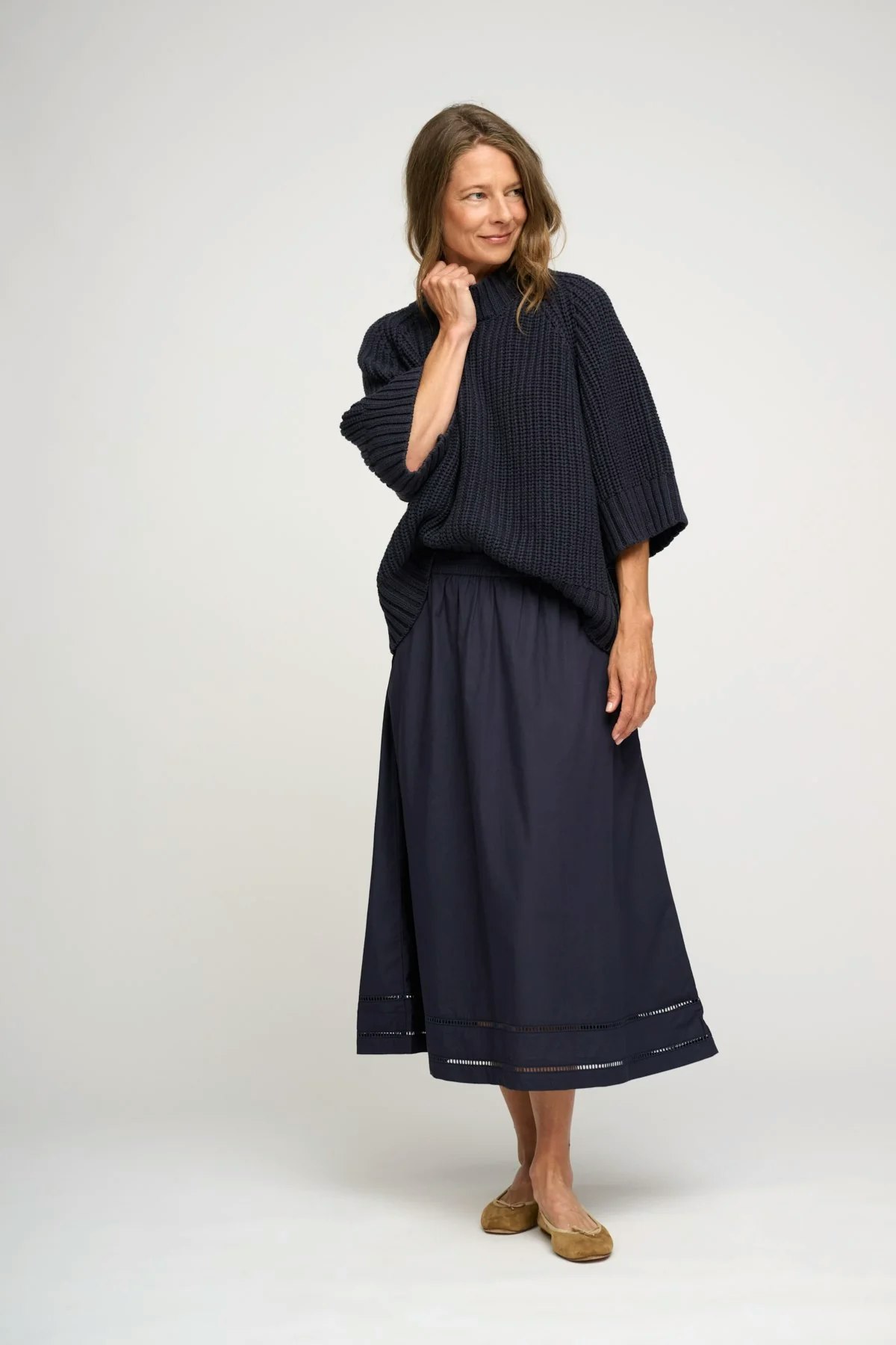 Change rib knit i fin mörkblå färg, trekvartsärm och rund hals, från Moshi Moshi Mind