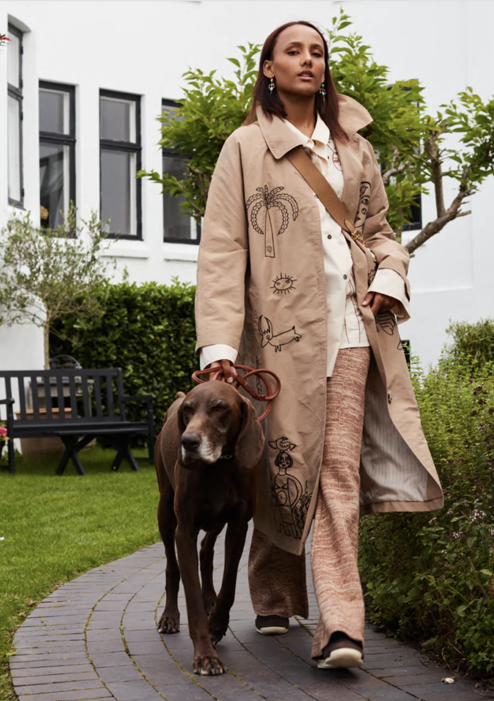 Trenchcoat med brodyr av Michala Wiesnecks fina skisser.