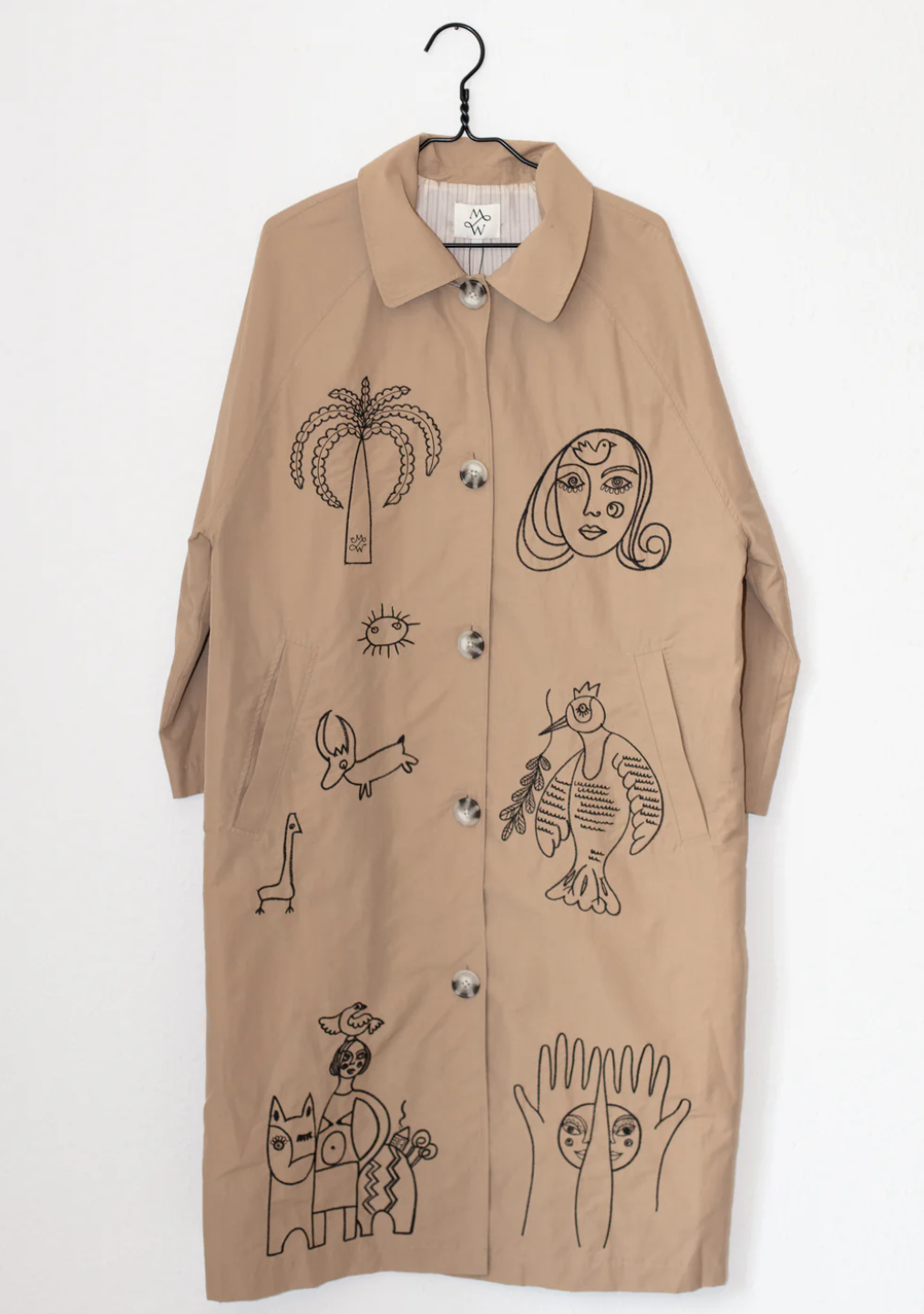 Trenchcoat med brodyr av Michala Wiesnecks fina skisser.