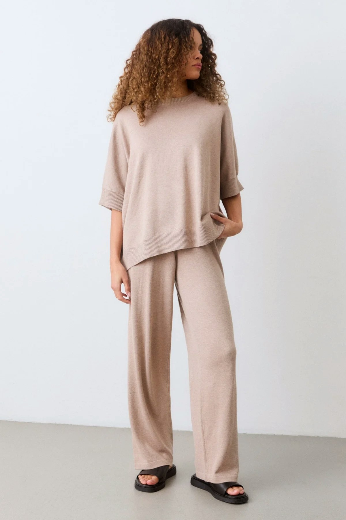 Ozzy knit top är en skön slapp top i oversize modell, med kort ärm, i skön bambu och cashmere, från Movesgood.