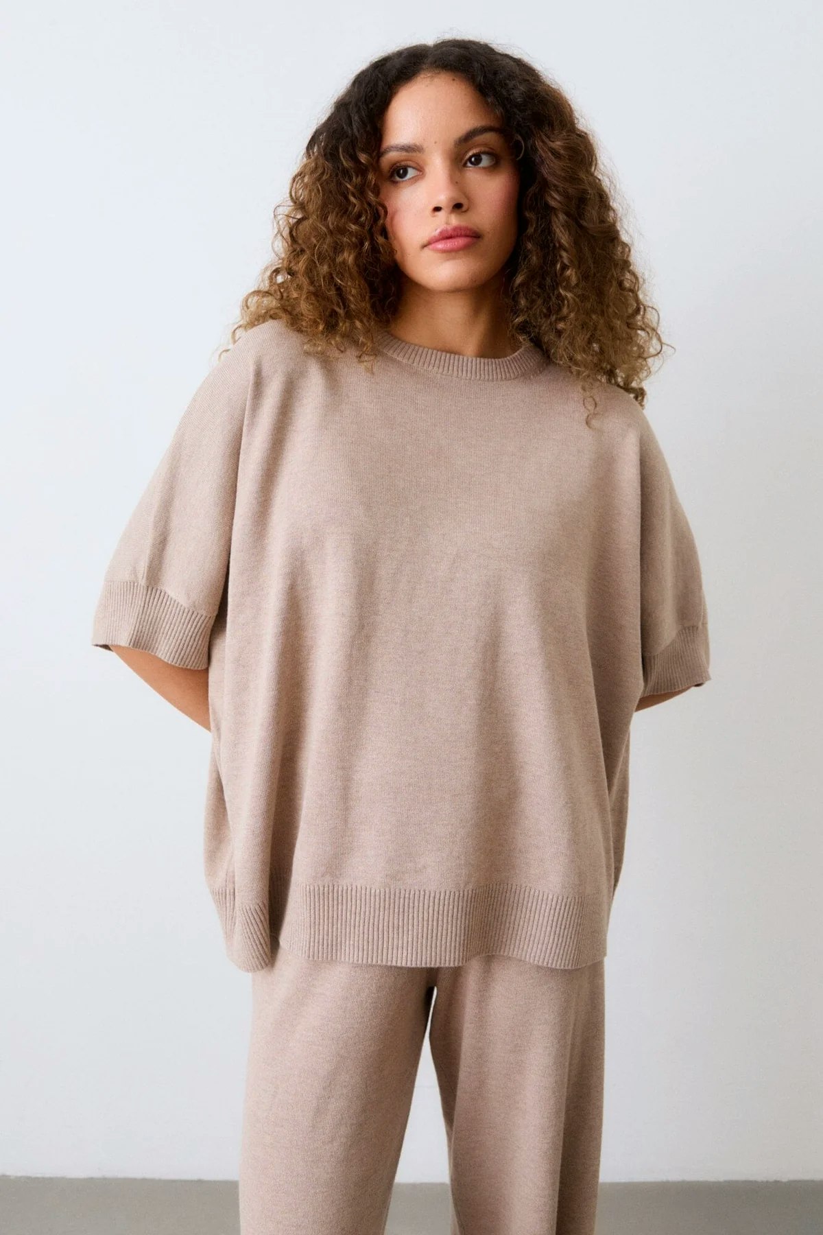 Ozzy knit top är en skön slapp top i oversize modell, med kort ärm, i skön bambu och cashmere, från Movesgood.