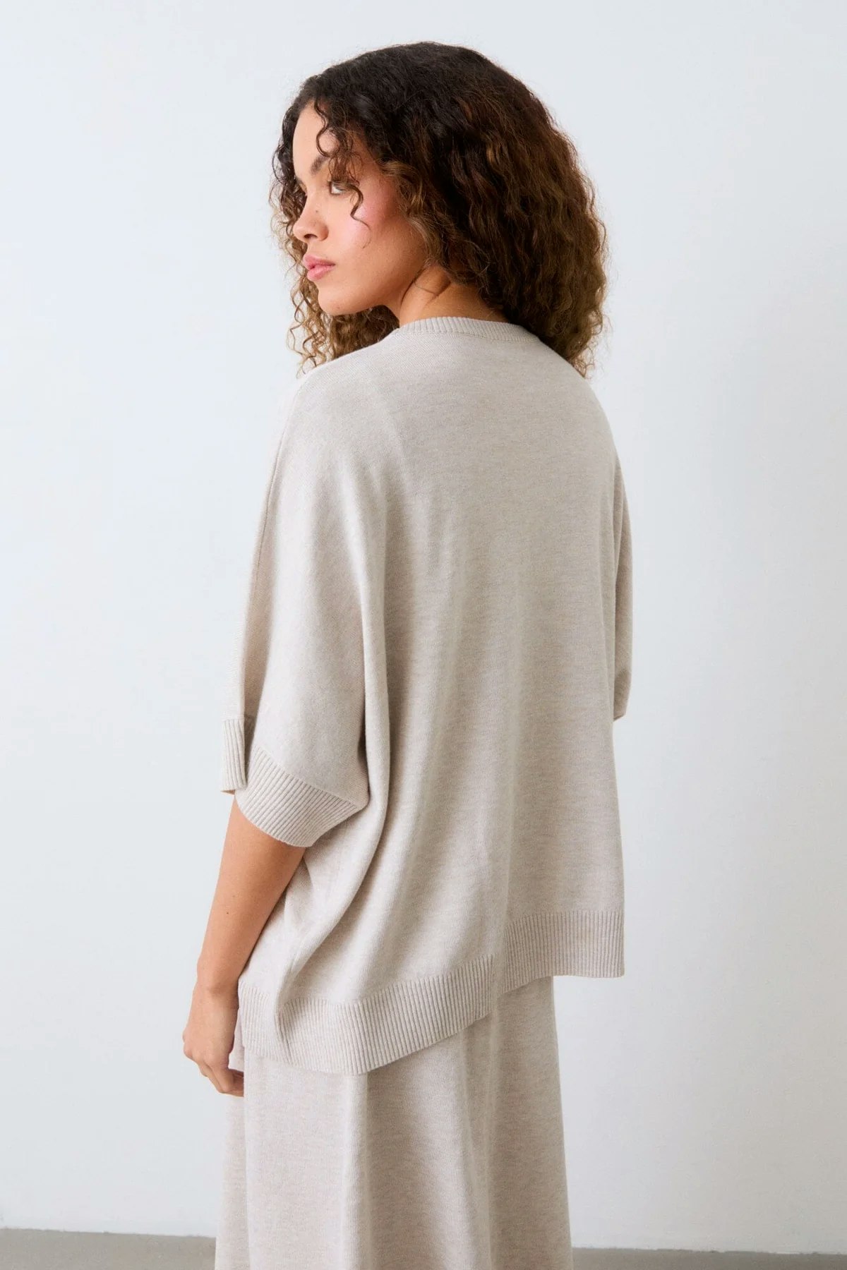 Ozzy knit top är en skön slapp top i oversize modell, med kort ärm, i skön bambu och cashmere, från Movesgood.
