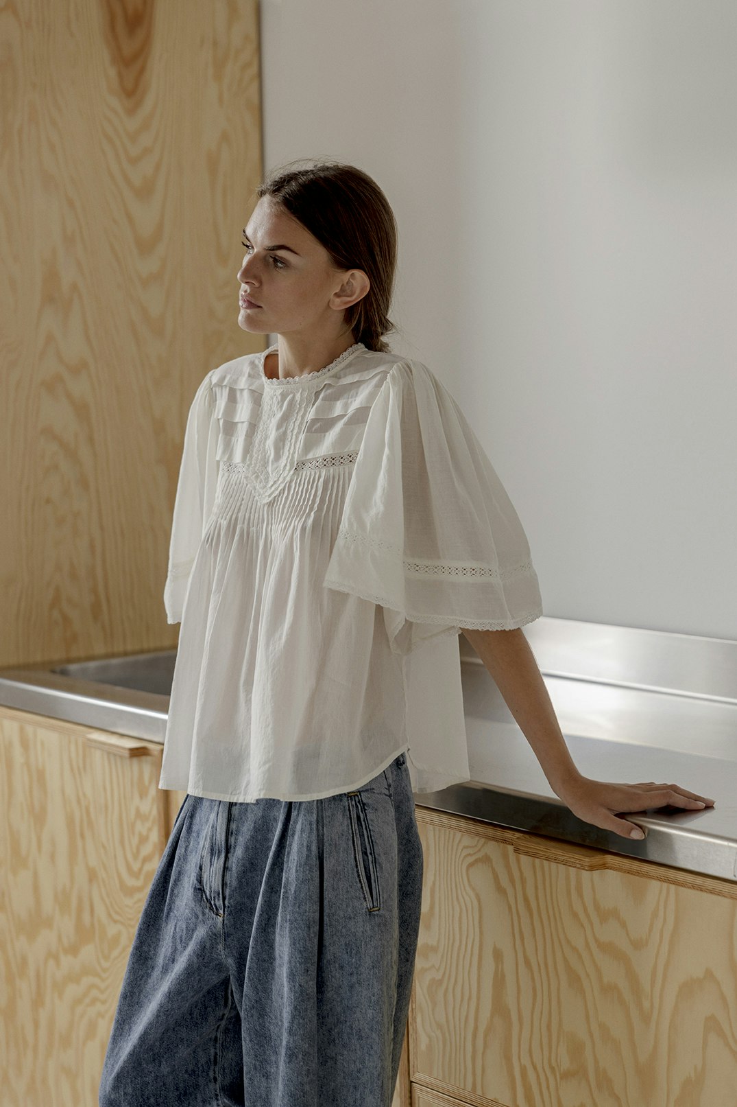 Galore blus i tunn bomullsvoile med fina spetsdetaljer, från Project AJ117