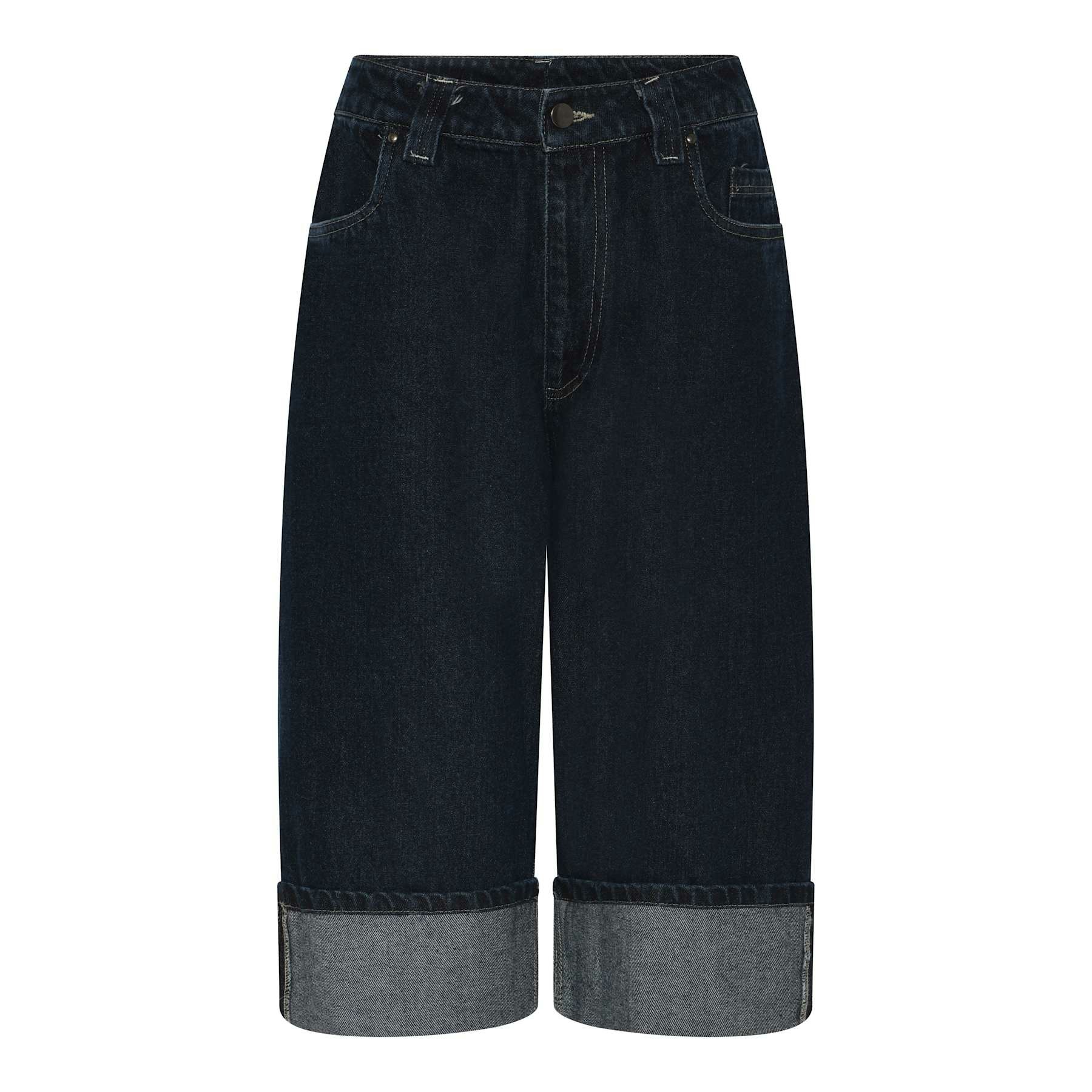 Bermuda i denim med uppvikt ben, från Humble by Sofie.
