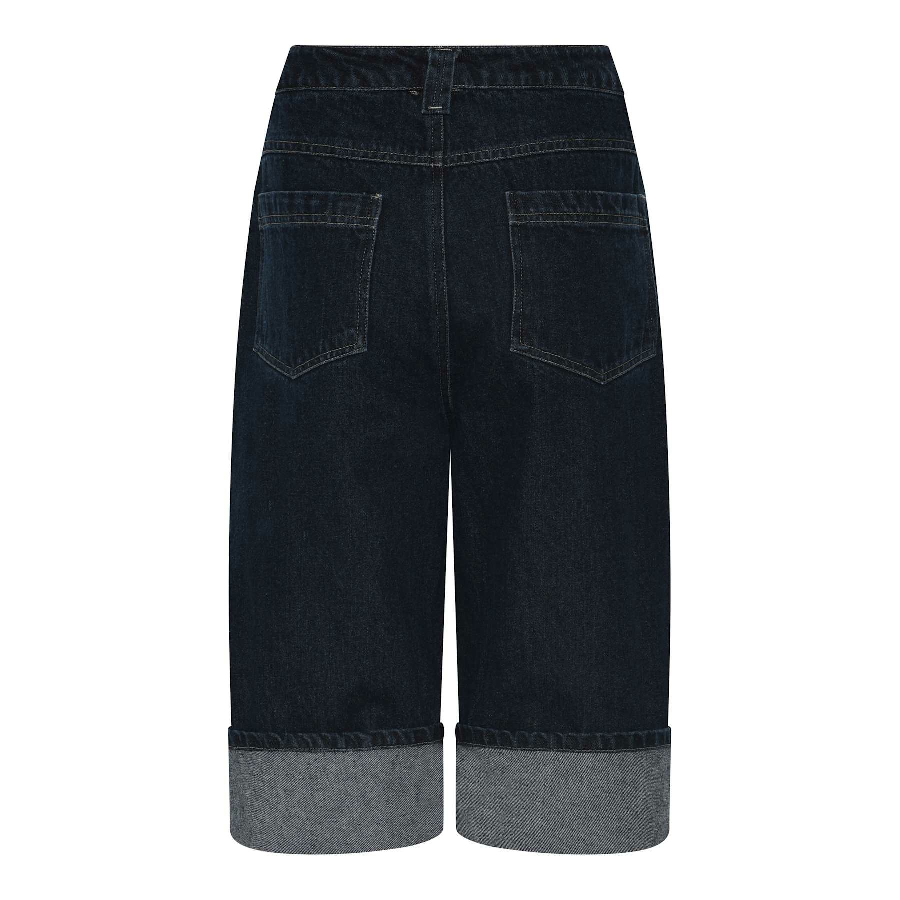 Bermuda i denim med uppvikt ben, från Humble by Sofie.
