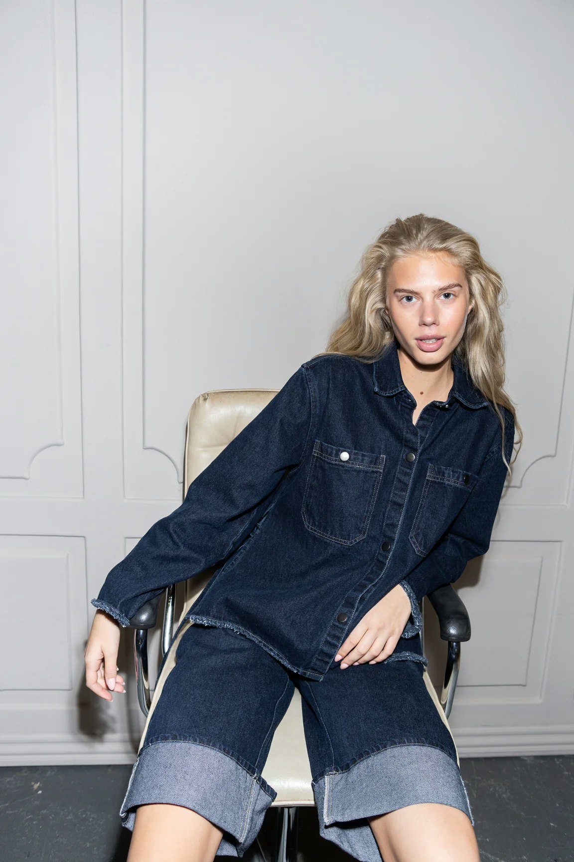 Bermuda i denim med uppvikt ben, från Humble by Sofie.