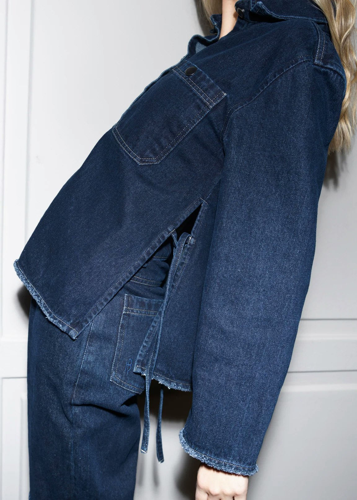 Kooper jacket, en jeansjacka med öppna sidor och knyt, i mörk denim, från danska Humble by Sofie.