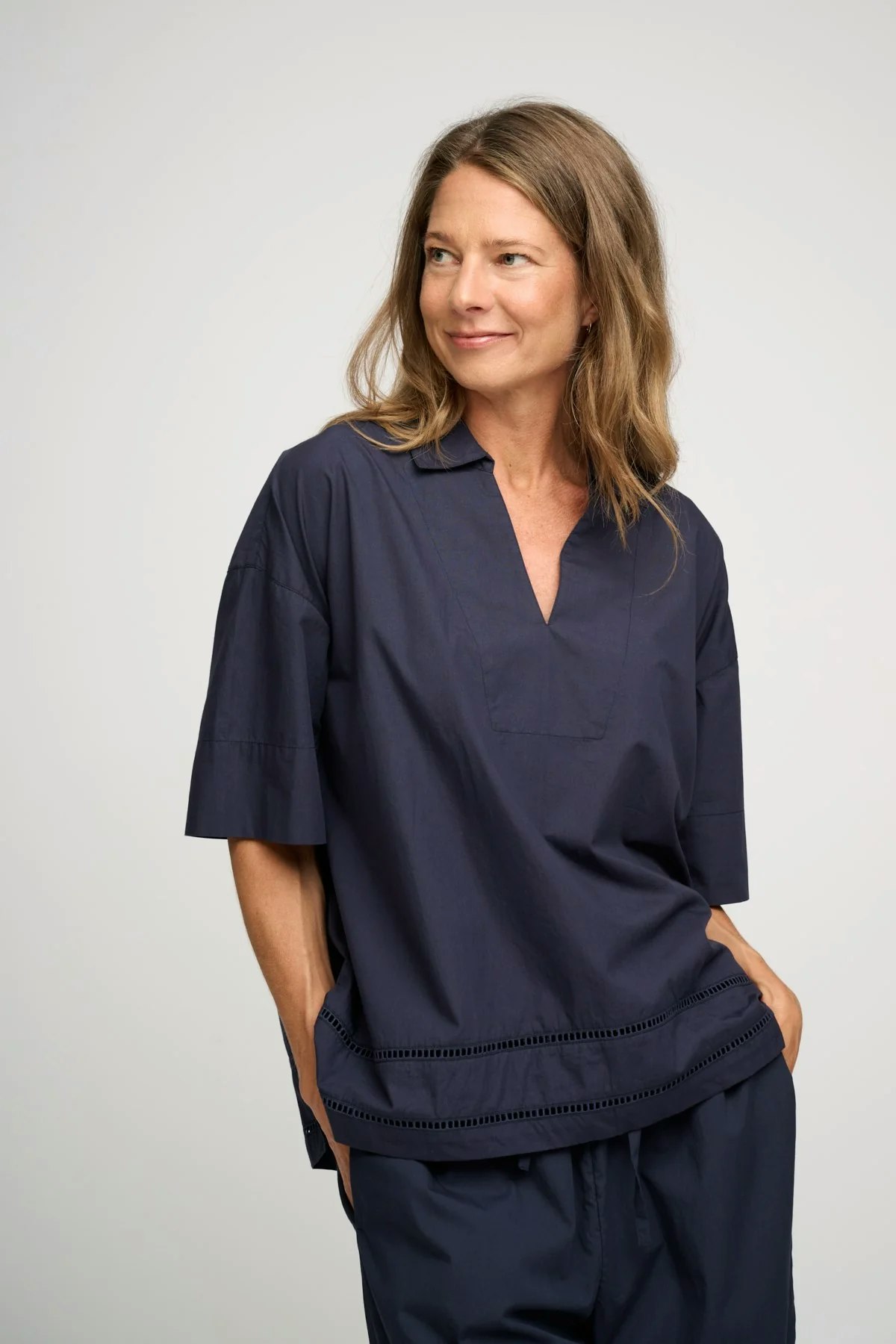 Brightly shirt, en skjorta med v-ringning och trekvartsärm i mörkt midnattsblått, från Moshi Moshi Mind, i organic cotton.