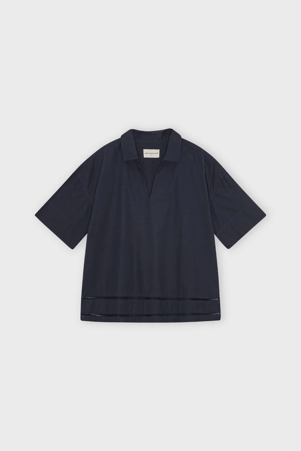 Brightly shirt, en skjorta med v-ringning och trekvartsärm i mörkt midnattsblått, från Moshi Moshi Mind, i organic cotton.