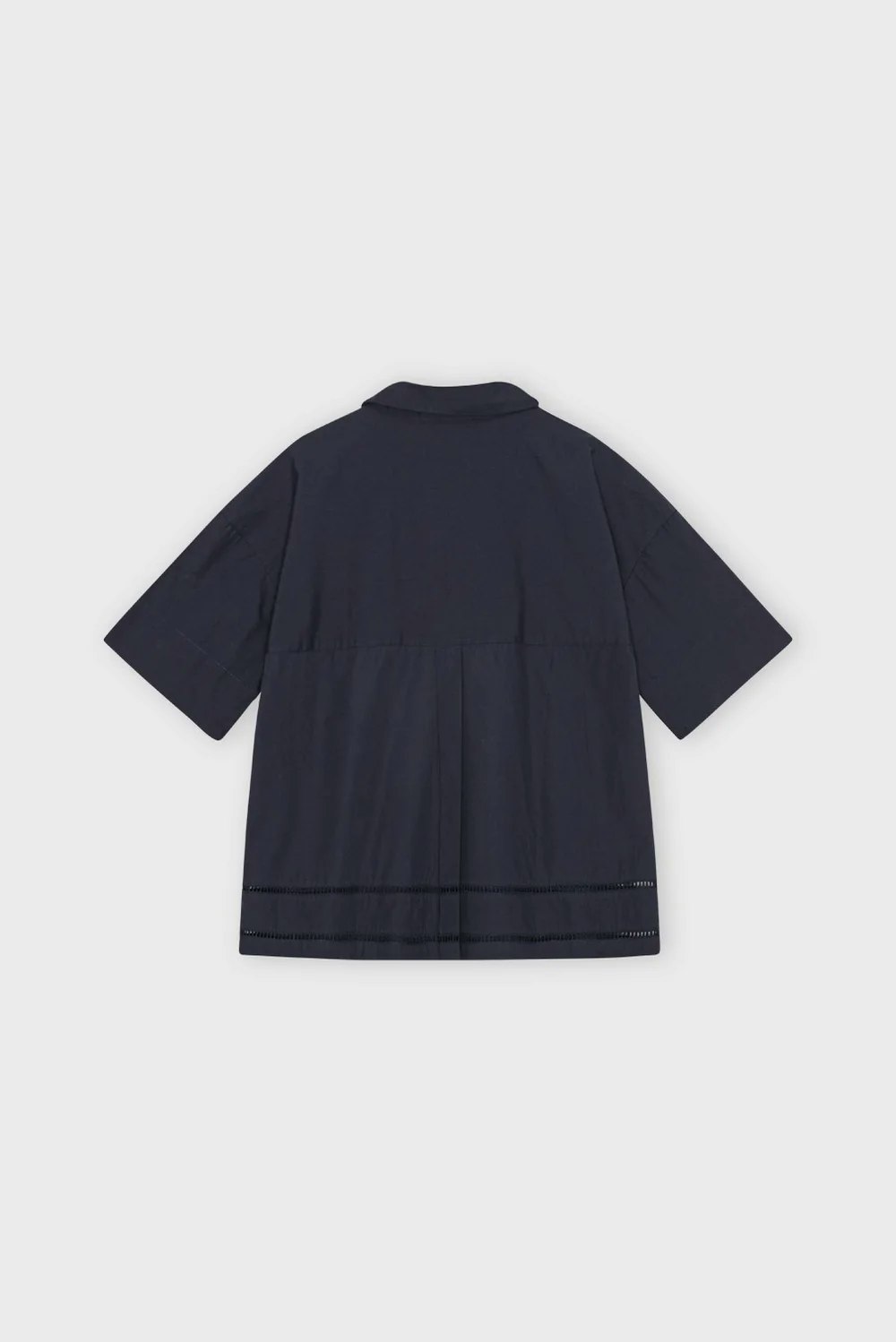 Brightly shirt, en skjorta med v-ringning och trekvartsärm i mörkt midnattsblått, från Moshi Moshi Mind, i organic cotton.