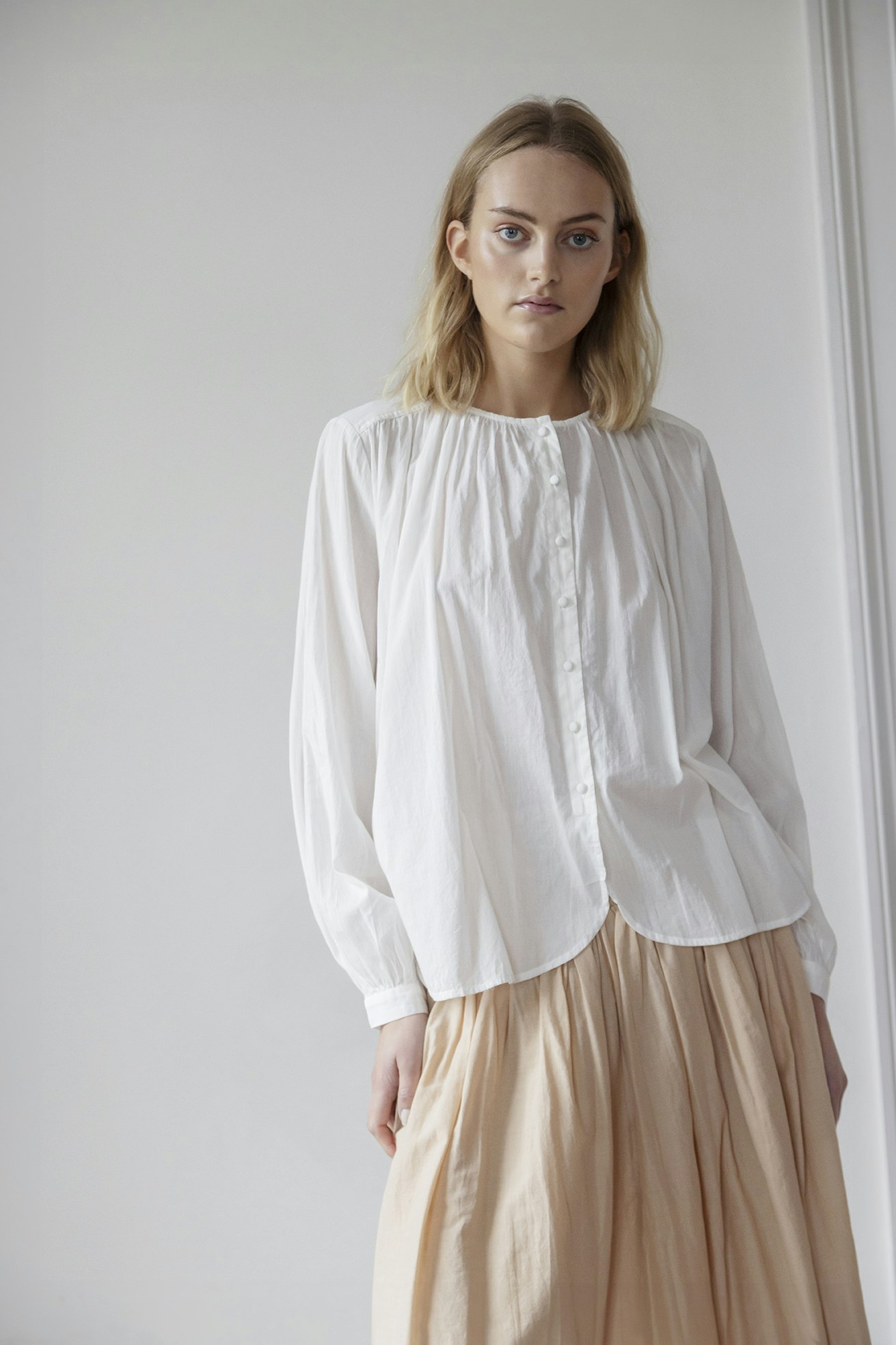 Caiden blouse white, skjrota i tunn bomullsvoile organic cotton, från Projekt AJ117.