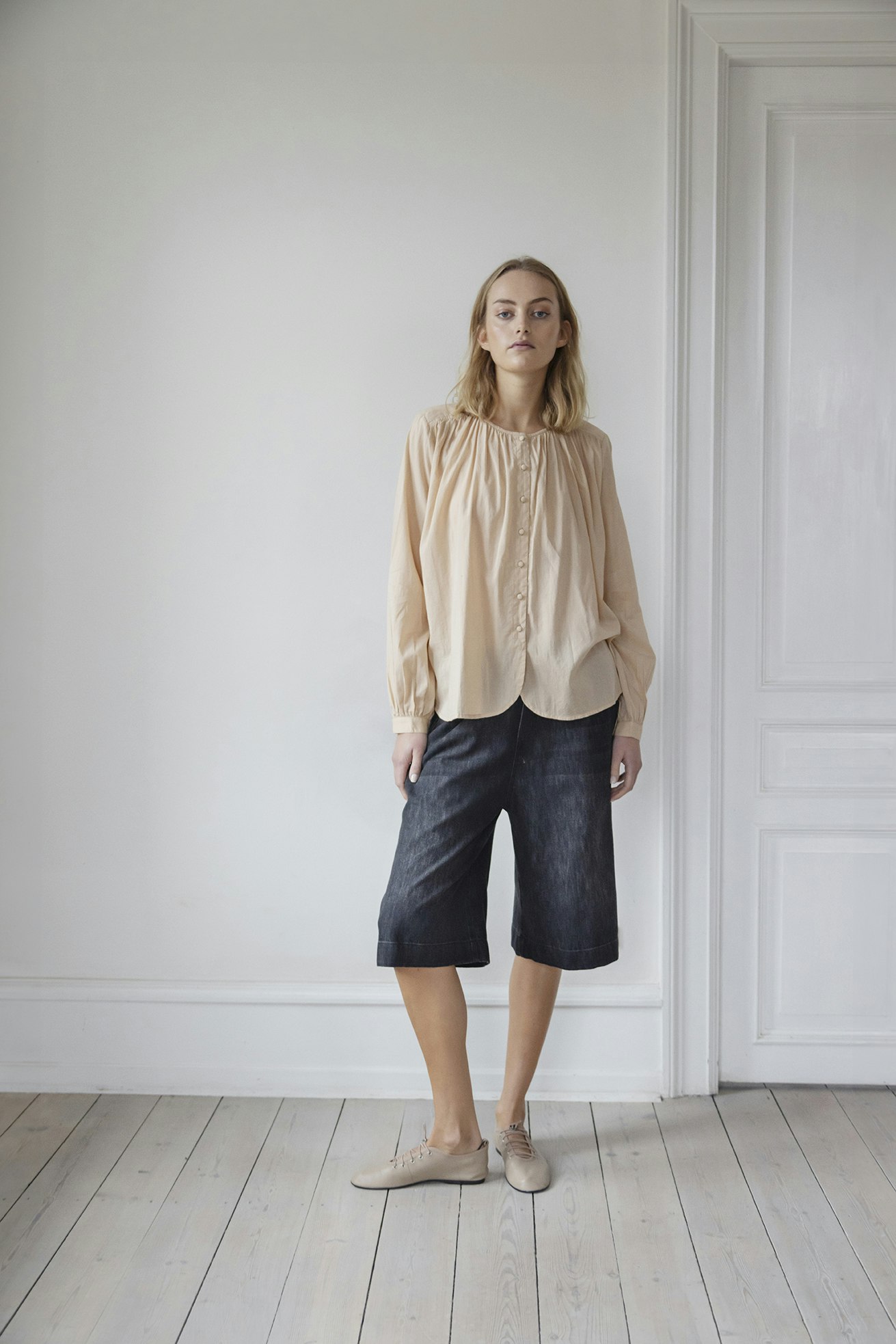 Caiden blouse sand, skjorta i tunn bomullsvoile organic cotton, från Projekt AJ117.