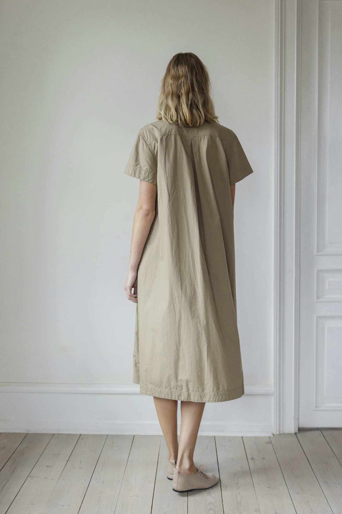 Harietta shirtdress, en skjortklänning med kort ärm och fickor i organic cotton poplin, från Project AJ117.