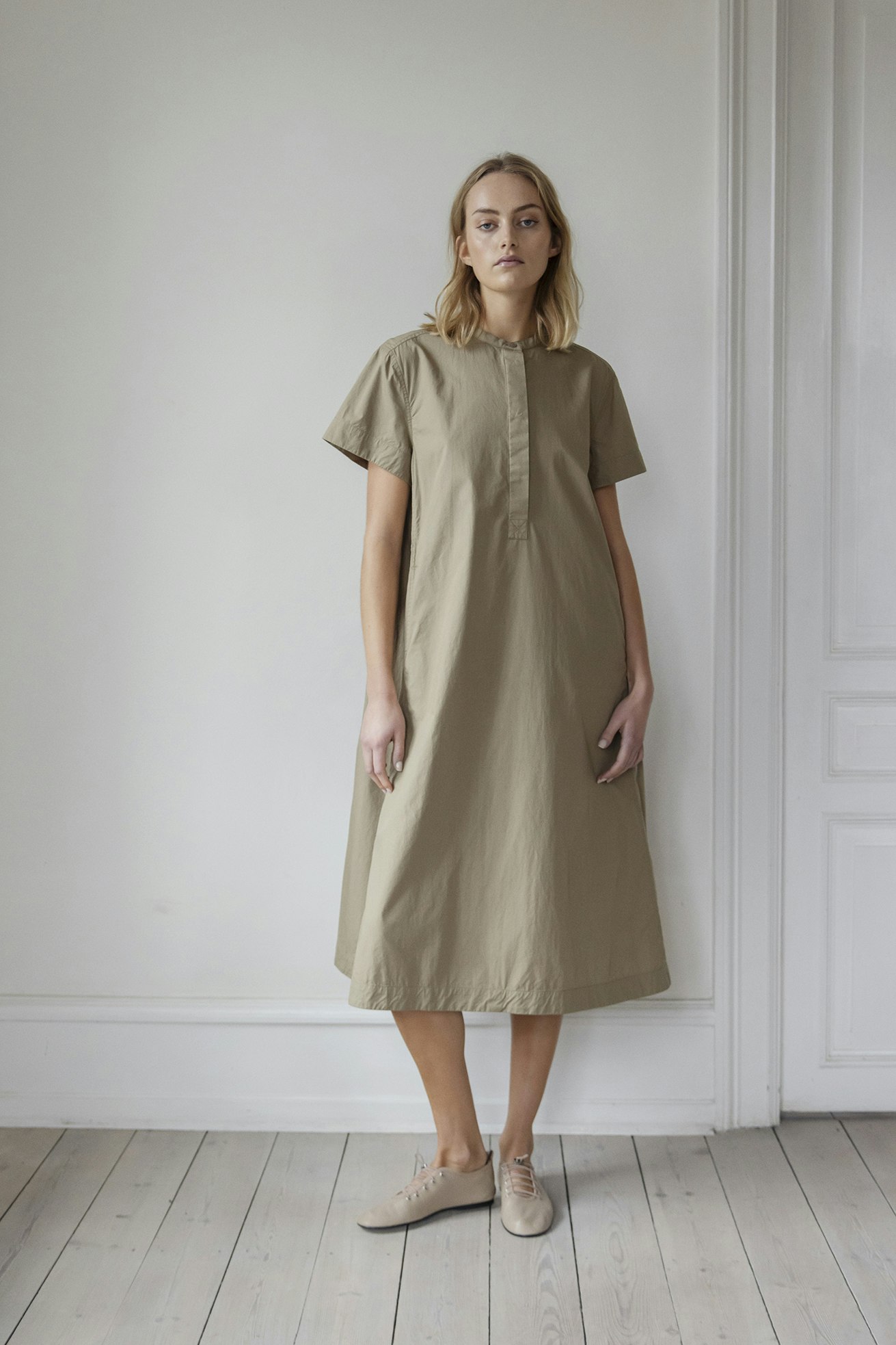 Harietta shirtdress, en skjortklänning med kort ärm och fickor i organic cotton poplin, från Project AJ117.