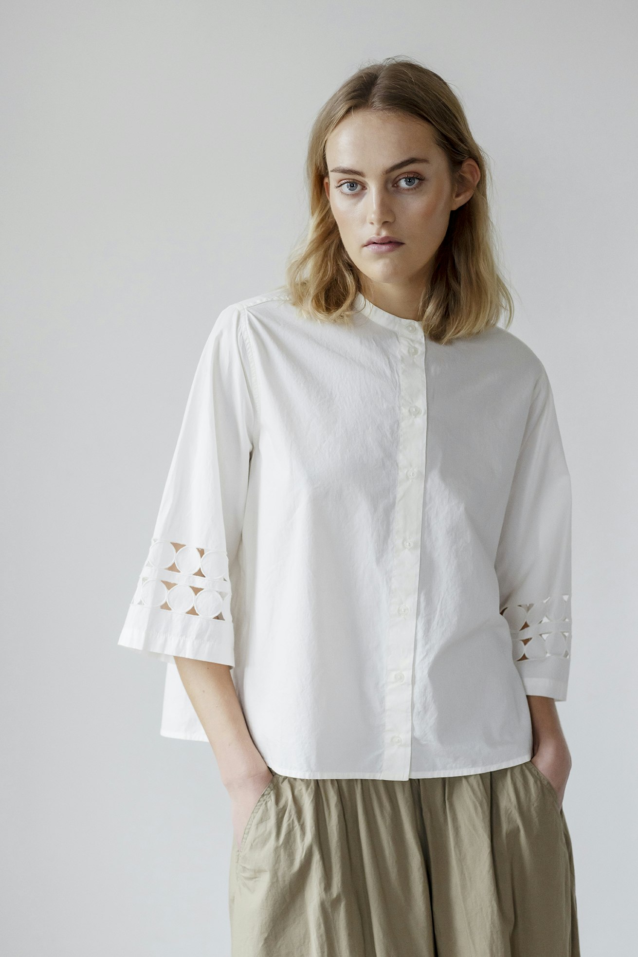 Horta Shirt är en skjorta med fint hålmönster på ärmen, i organic cotton poplin, från Project AJ117.