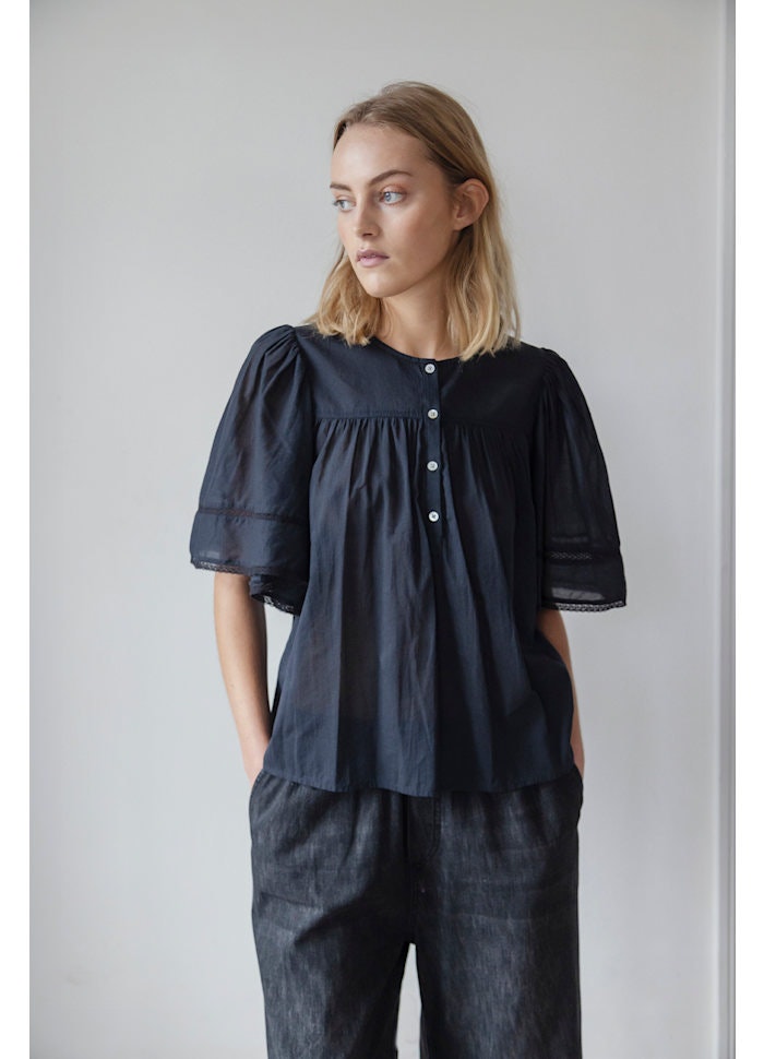 Cleo blus i tunn cotton voile, med vid ärm och rynkad framtill, från Project AJ117.