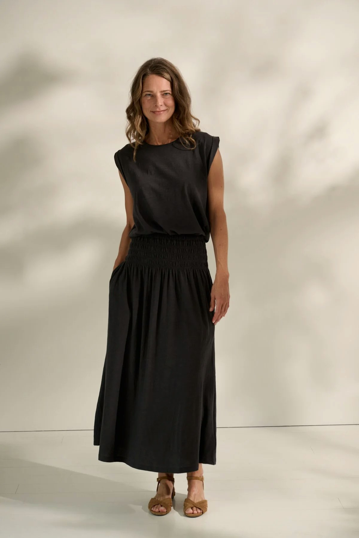 Emely skirt, kjol i bomullsjersey med smock i midjan, vadlång modell från Moshi Moshi Mind.