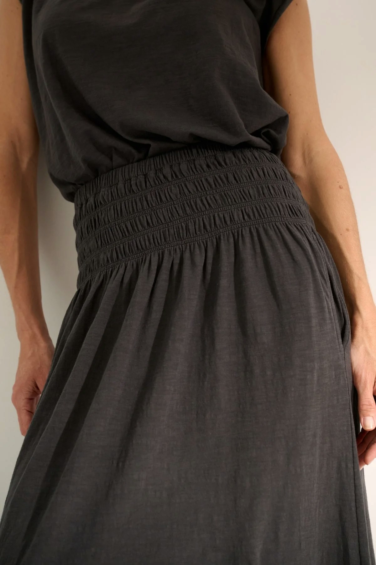 Emely skirt, kjol i bomullsjersey med smock i midjan, vadlång modell från Moshi Moshi Mind.