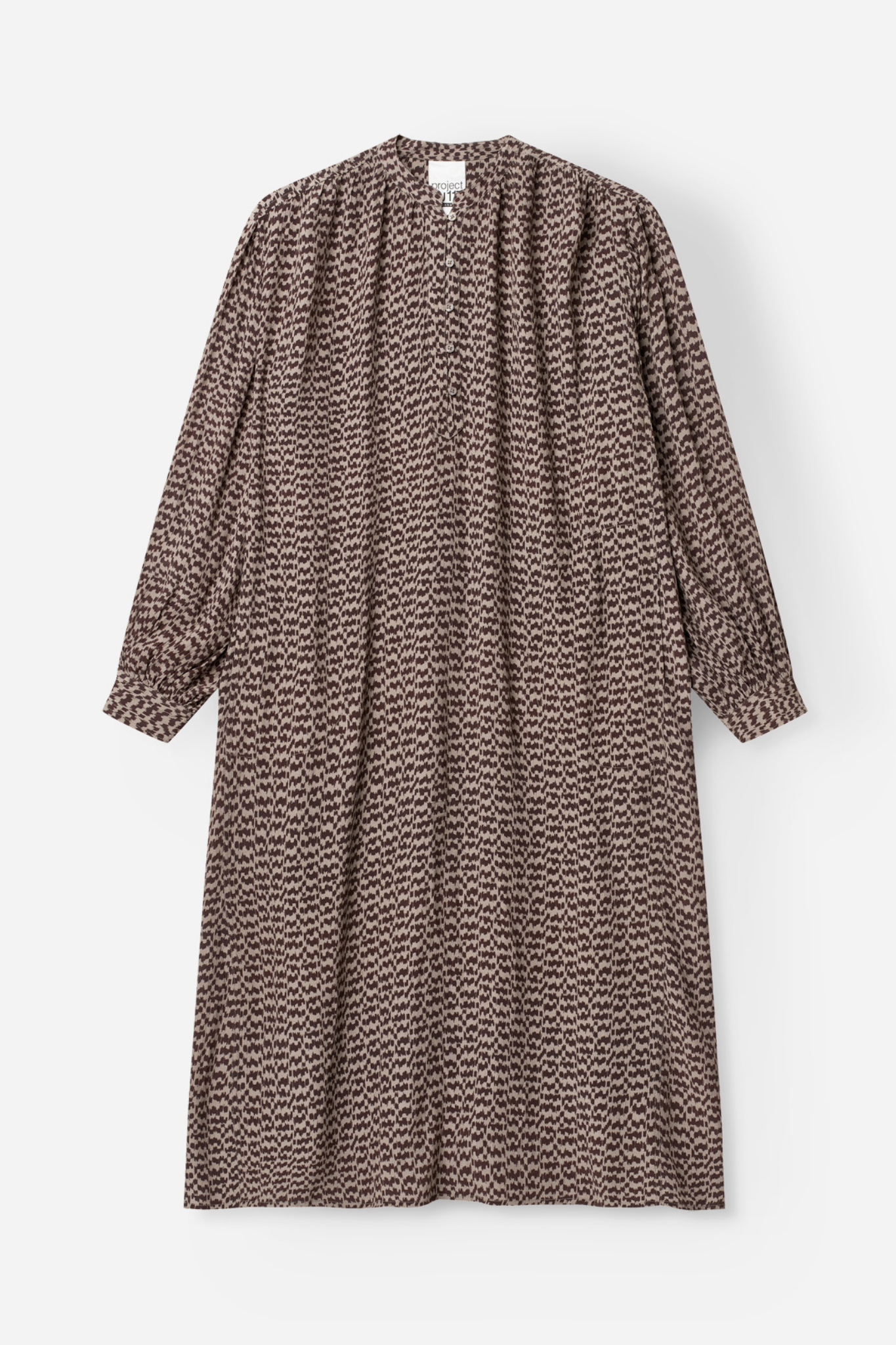 Kaethe Dress är mönstrad klänning i tunn viskos, i mörkbrunt, från danska Project AJ117.
