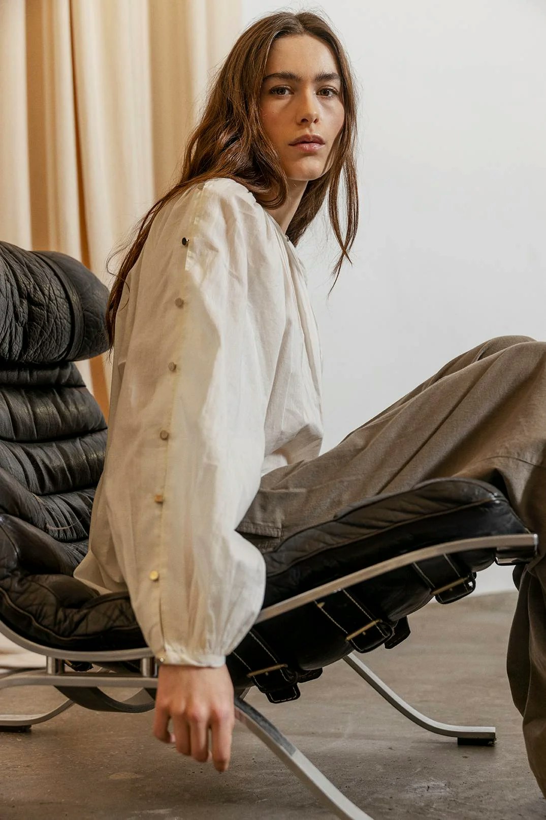 Hester Blouse, Vid blus i bomullsvoile, med puffig ärm, från Project AJ117.