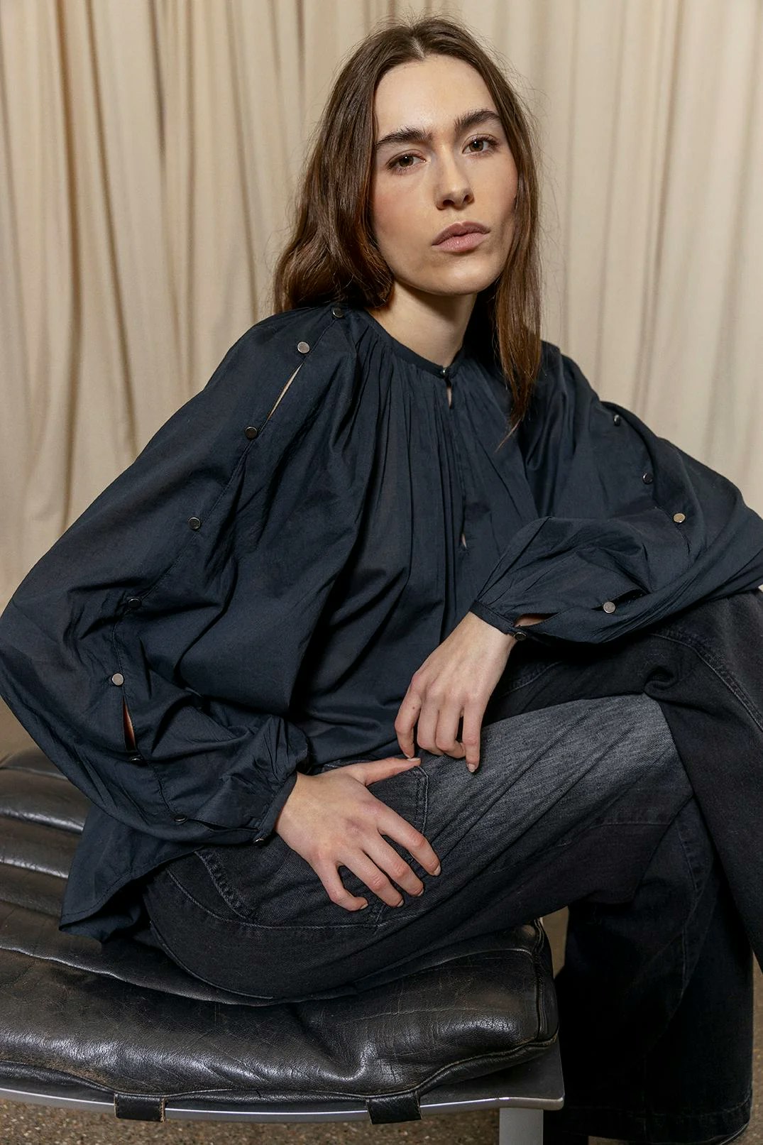 Hester Blouse, Vid blus i bomullsvoile, med puffig ärm, från Project AJ117.
