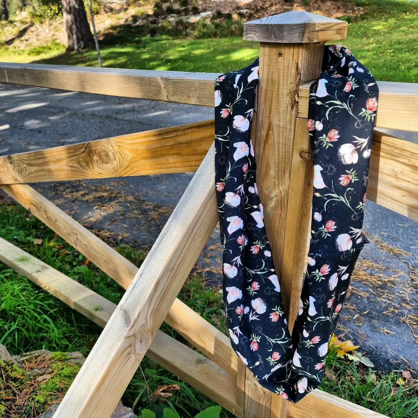 Infinity scarf i ekologisk bomullstrikå, Liljefrö.