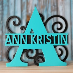 Bokstavskilt swirl med navn 15cm - 3mm akryl og mdf