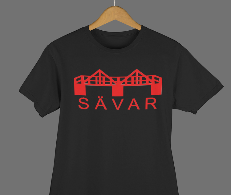 T-shirt svart: Sävar smal text