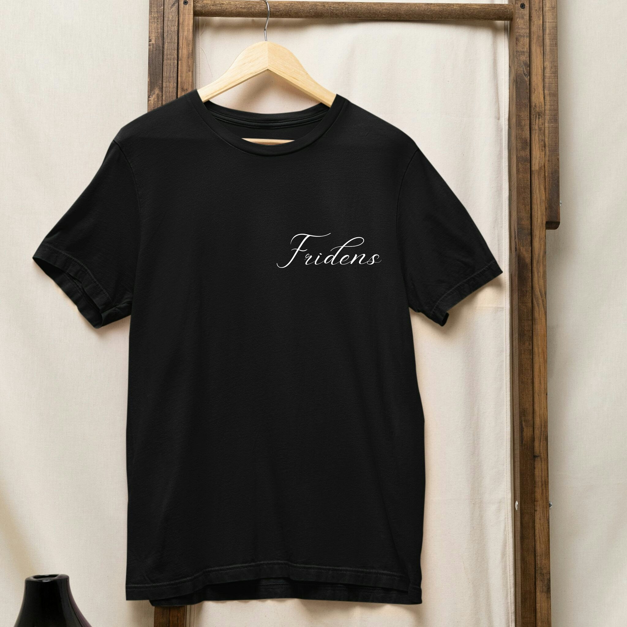 T-shirt: Fridens [svart]