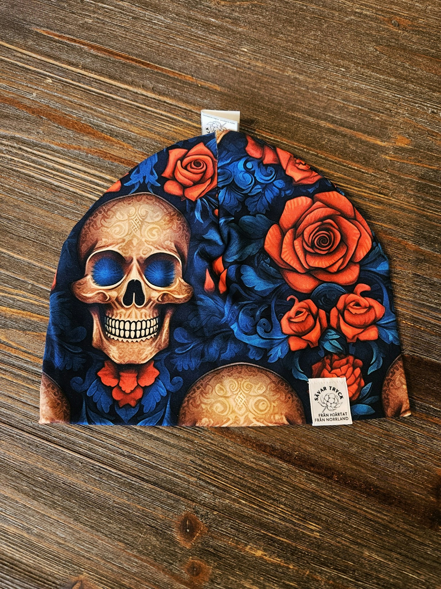 Mössa - scull & roses