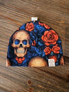Mössa - scull & roses