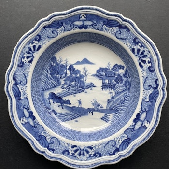 Antique Chinese Export Blue and White Rococo Porcelain plate , Qianlong #1281