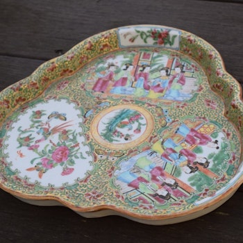 Antique flower shaped Chinese Export Famille Rose Canton Medallion dish