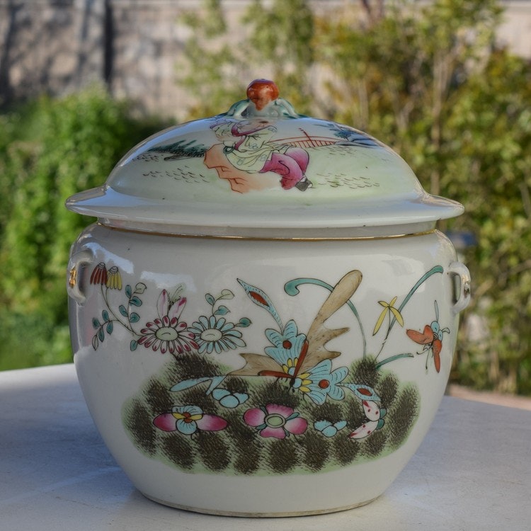 Large Antique famille rose lidded bowl with butterfly pattern Late Qing Dynasty