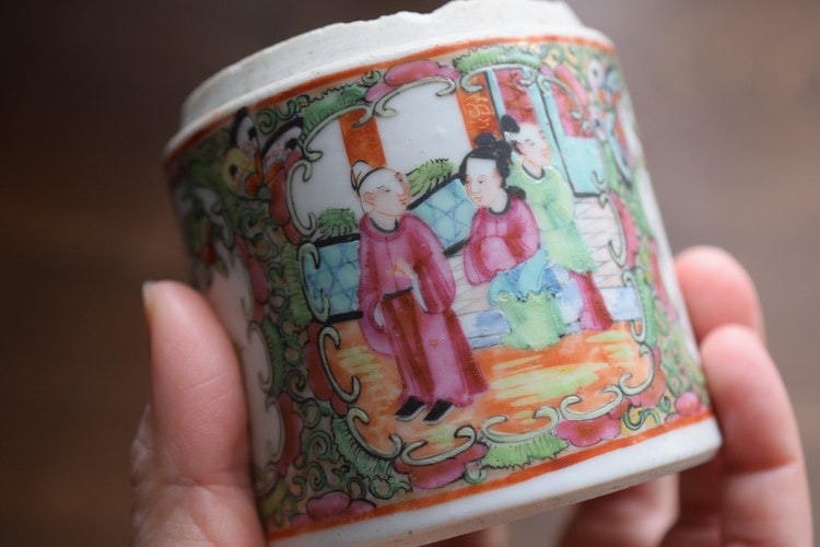 Antique Chinese Canton famille rose Mandarin pot / box, Late Qing