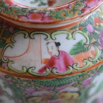 Antique Chinese Porcelain Teapot Qing Dynasty Canton Rose Medallion
