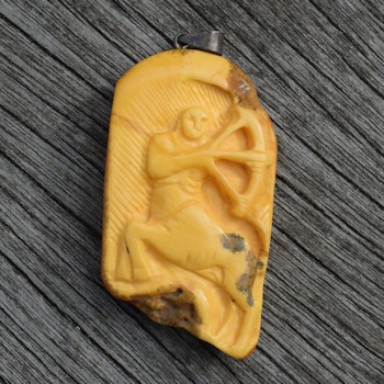 Natural amber pendant danish design hand carved egg yolk 6.6g 1980's Sagittarius